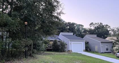9 Miles to FAMU & 7 Miles to FSU; Convenient/Safe Neighborhood. Backyard fenced.