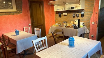 Petit déjeuner en libre-service compris tous les jours