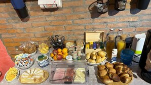 Ein Buffet mit verschiedenen Speisen und Beilagen.