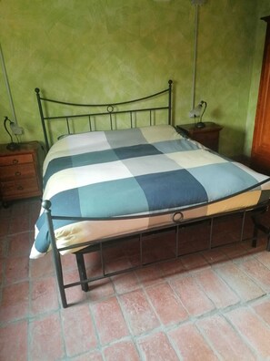 Basic Quadruple Room | Free WiFi, bed sheets - Casolare Fratina (Polesine Zibello)