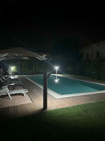 Una piscina al aire libre de temporada