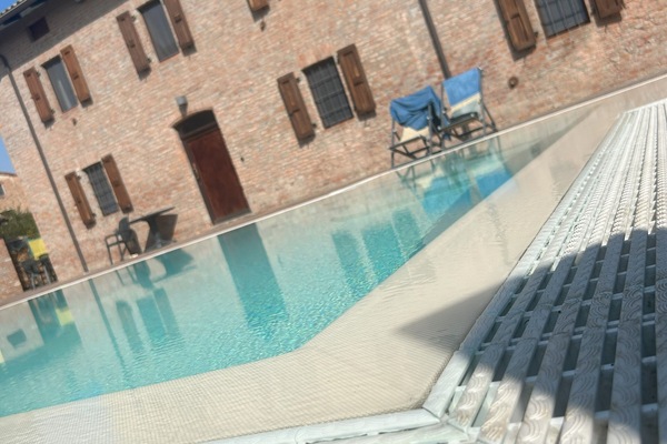 Una piscina al aire libre de temporada