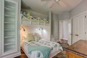 6 bedrooms, desk, iron/ironing board, travel crib