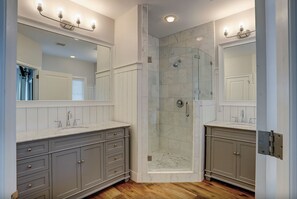 Shower, hair dryer, towels, soap - 7 Bayberry - 2nd Row, 6BR/6.5BA, Fully Renovated, Steps from the Beach, Pool (Hilton Head Island)