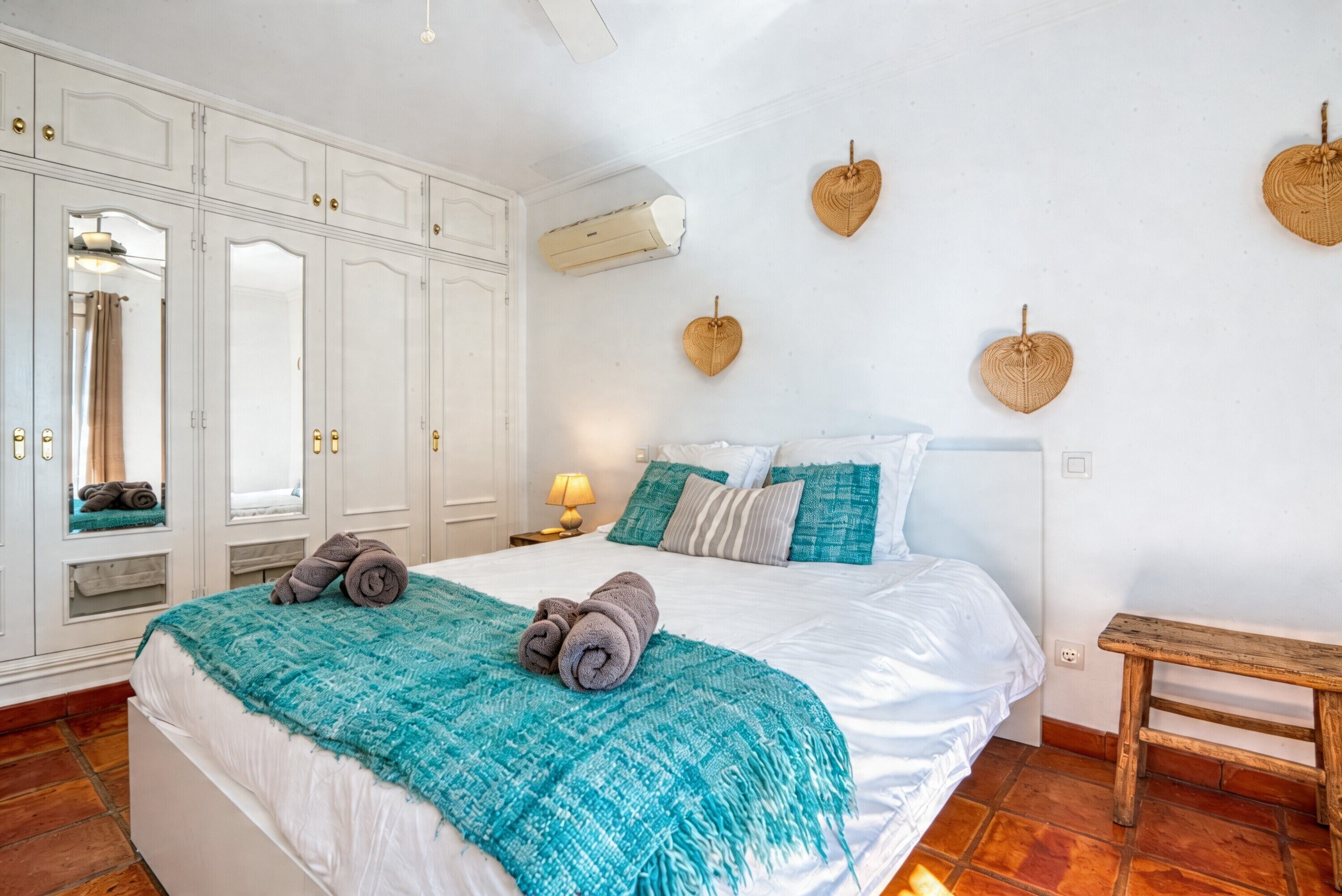 5 bedrooms, iron/ironing board, free WiFi, bed sheets