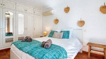 5 bedrooms, iron/ironing board, free WiFi, bed sheets