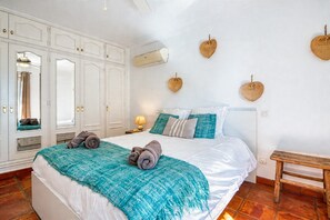 5 bedrooms, iron/ironing board, free WiFi, bed sheets - Villa 'Robis Moraira' with Sea View, Wi-Fi and Air Conditioning (Benissa)