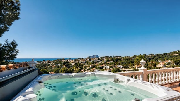 A hot tub with a clear view of a coastal town and a mountain in the background. - Villa 'Robis Moraira' with Sea View, Wi-Fi and Air Conditioning (Benissa)