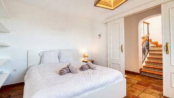 5 bedrooms, iron/ironing board, free WiFi, bed sheets