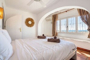 5 bedrooms, iron/ironing board, free WiFi, bed sheets - Villa 'Robis Moraira' with Sea View, Wi-Fi and Air Conditioning (Benissa)