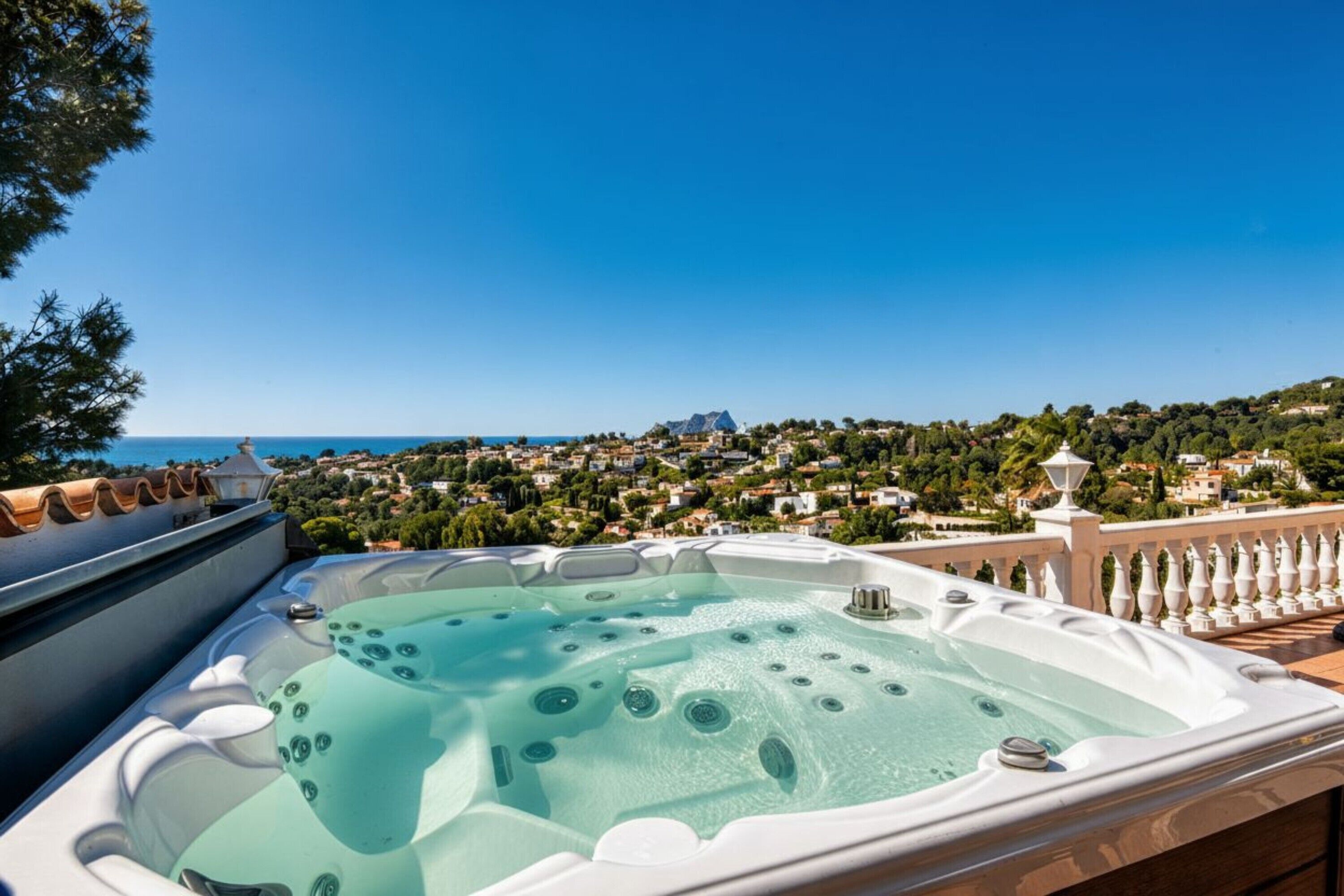 Tina de hidromasaje al aire libre