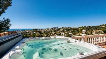 Tina de hidromasaje al aire libre