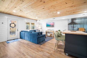 Smart TV - Renovated Beach Cottage + Offstreet Parking + 1 Block to Beach! (Margate City)