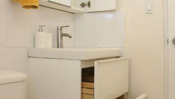 Shower, towels, shampoo, toilet paper