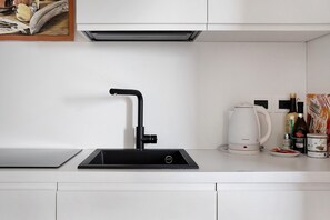 Fridge, stovetop, coffee/tea maker, electric kettle - Apartment 'Casa Gallinotto' with Private Garden, Wi-Fi and Air Conditioning (Alba)