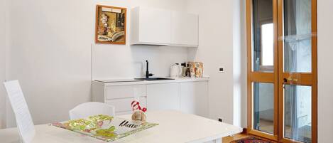 Fridge, stovetop, coffee/tea maker, electric kettle
