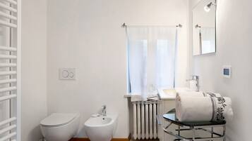 Dusch, hårtork och handdukar