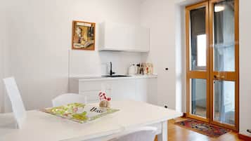 Frigorifero, piano cottura, macchina per tè/caffè, bollitore elettrico