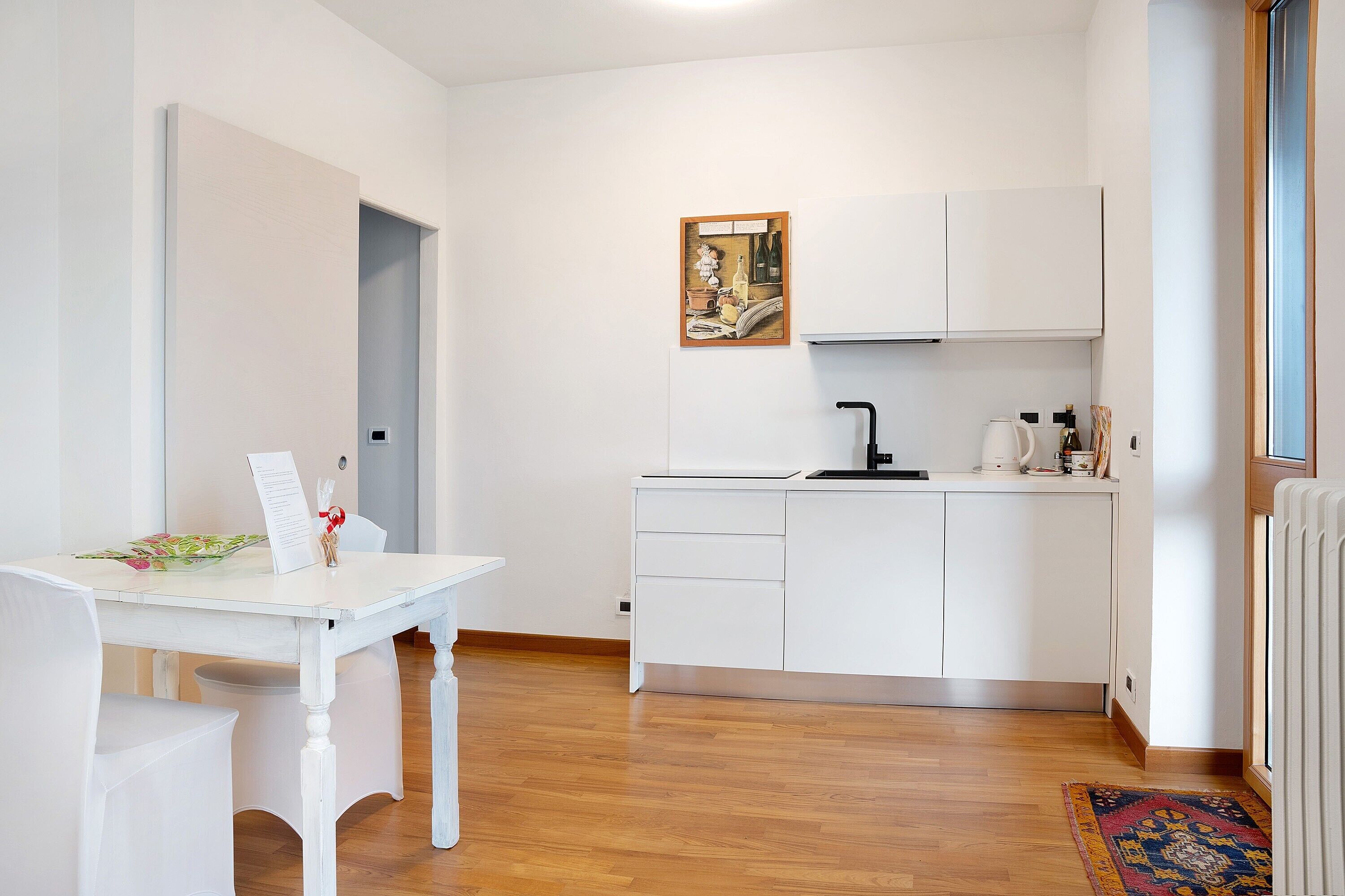 Kylskåp, spishäll, kaffe- och tebryggare och vattenkokare