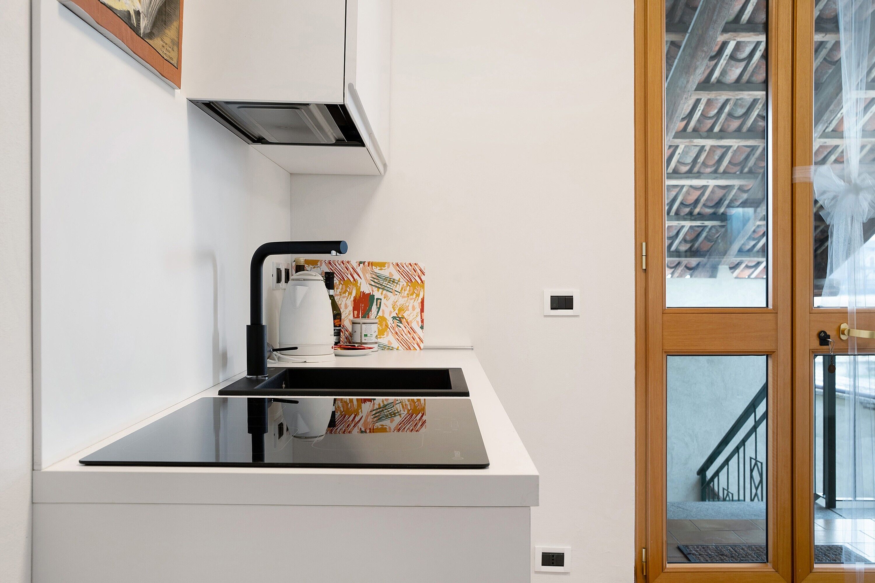 Frigorifero, piano cottura, macchina per tè/caffè, bollitore elettrico