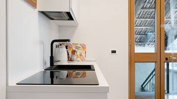 Frigorifero, piano cottura, macchina per tè/caffè, bollitore elettrico