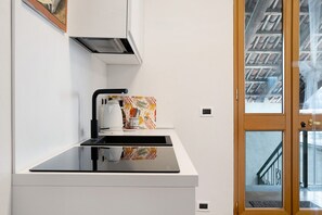 Refrigerador, parrilla de estufa, cafetera y tetera y tetera eléctrica 