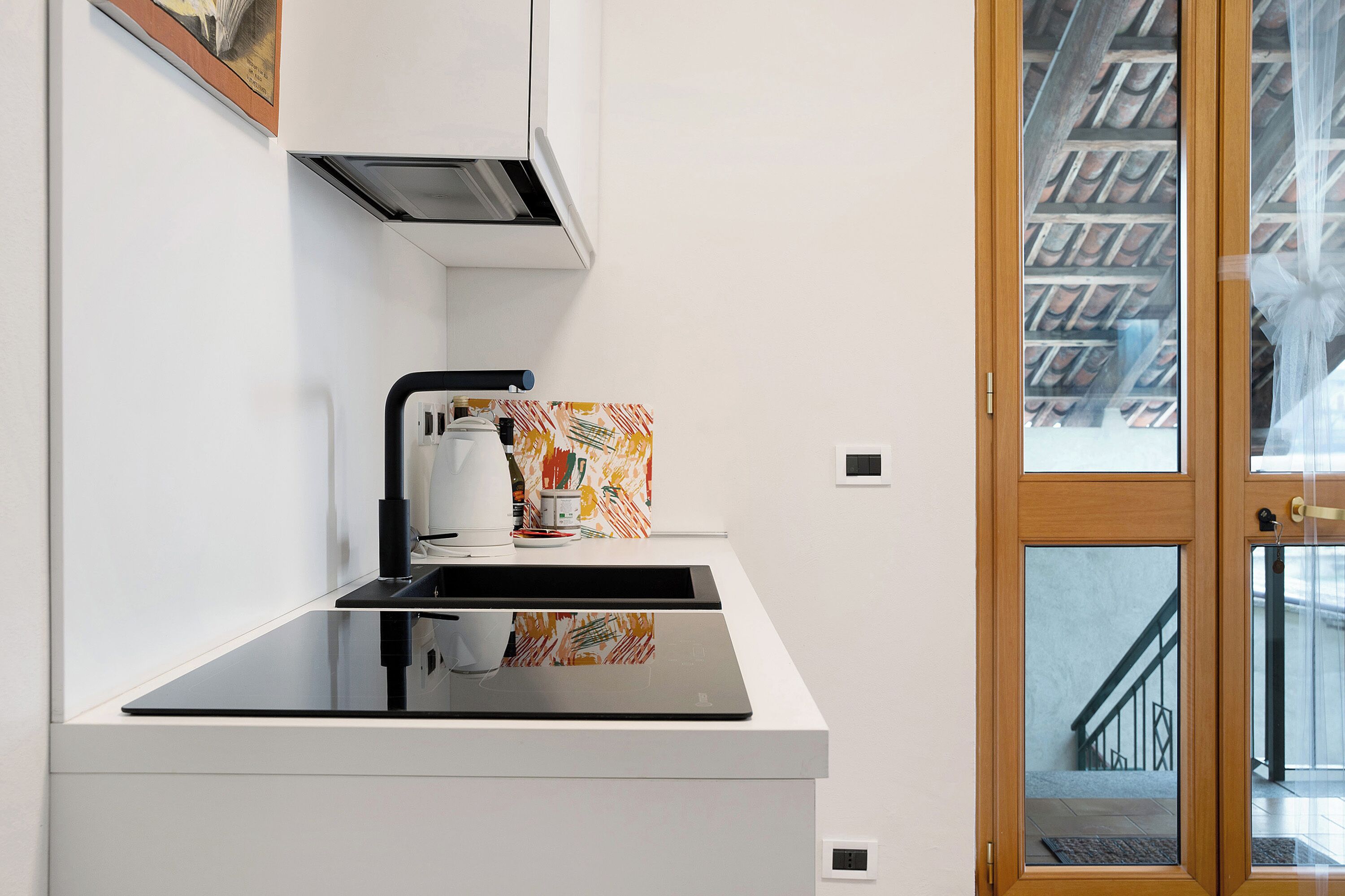 Kühlschrank, Herdplatte, Wasserkocher mit Kaffee-/Teezubehör