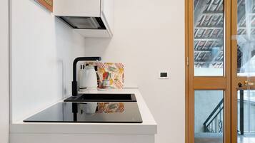 Kühlschrank, Herdplatte, Wasserkocher mit Kaffee-/Teezubehör