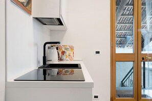 Fridge, stovetop, coffee/tea maker, electric kettle