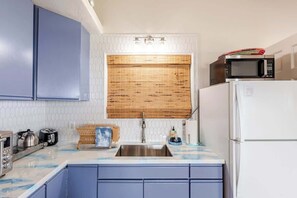 Réfrigérateur, micro-ondes, plaque de cuisson, cafetière/bouilloire
