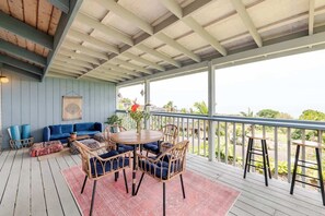 Outdoor dining - Professional Design  Ocean View  Private Apartment (Kealakekua)