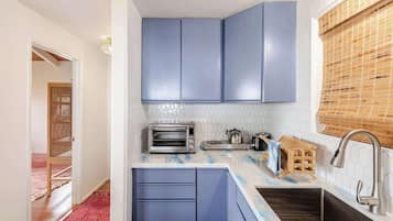 Geladeira, micro-ondas, cooktop, cafeteira/chaleira