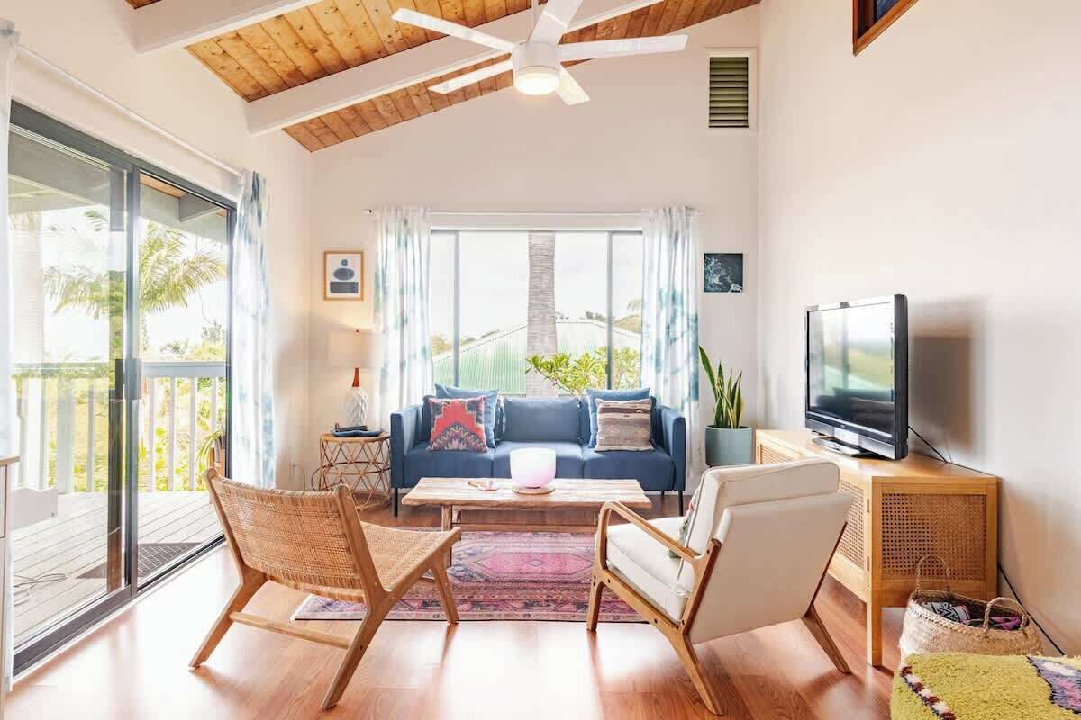 Télévision, livres, espaces bureaux