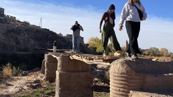Un sitio histórico con ruinas antiguas, incluyendo estructuras de piedra y un camino.