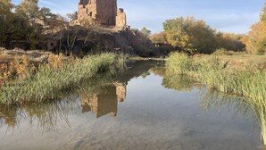 A castle on a hill with a calm river in the foreground. - Maroc des Merveilles - Chez l'habitant (Ait Sedrate Sahl El Gharbia)