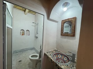 Regadera, amenidades de baño gratuitas, secadora de cabello, batas 