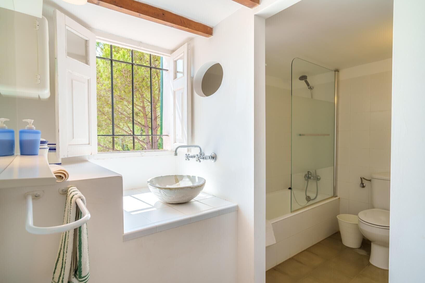 Dusche, kostenlose Toilettenartikel, Haartrockner, Handtücher