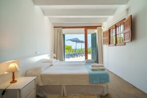 6 bedrooms, desk, iron/ironing board, free WiFi