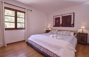 3 bedrooms, iron/ironing board, free WiFi, bed sheets