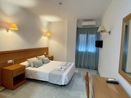 Habitación estándar con 1 cama doble o 2 individuales | Caja fuerte, escritorio, espacio para trabajar con un portátil