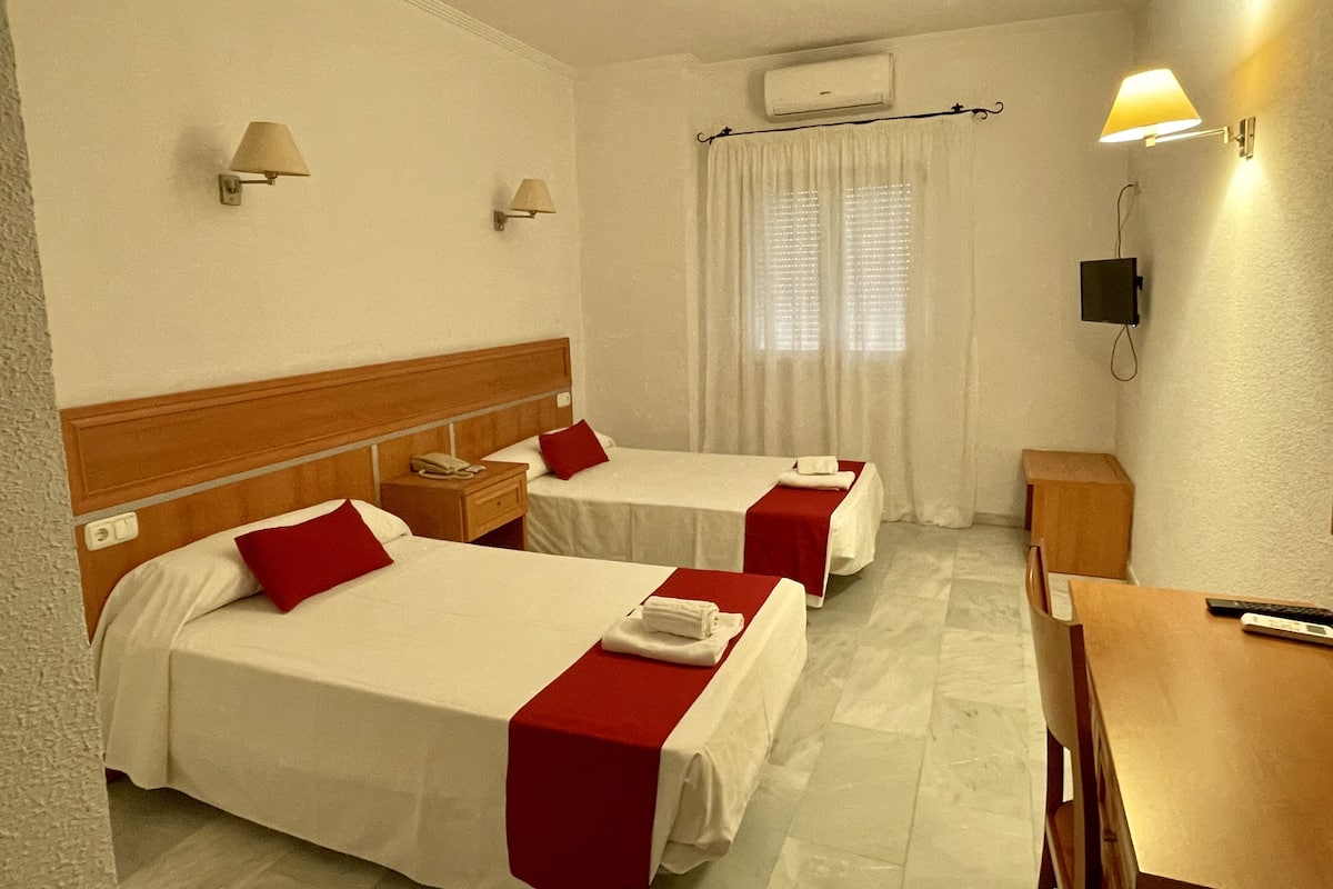 Quadrupla Comfort | Cassaforte in camera, una scrivania, postazione laptop, tende oscuranti