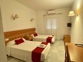 Habitación cuádruple Confort | Caja fuerte, escritorio, espacio para trabajar con un portátil