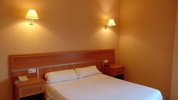 In-room safe, desk, laptop workspace, blackout curtains - Hotel Puerto de Palos (Palos de la Frontera)