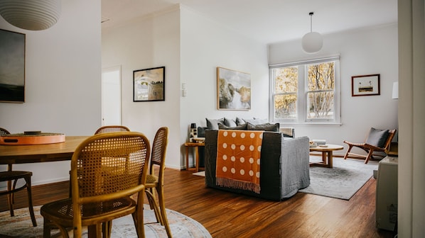 Smart TV y chimenea 