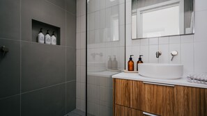 Dusche, Haartrockner, Handtücher