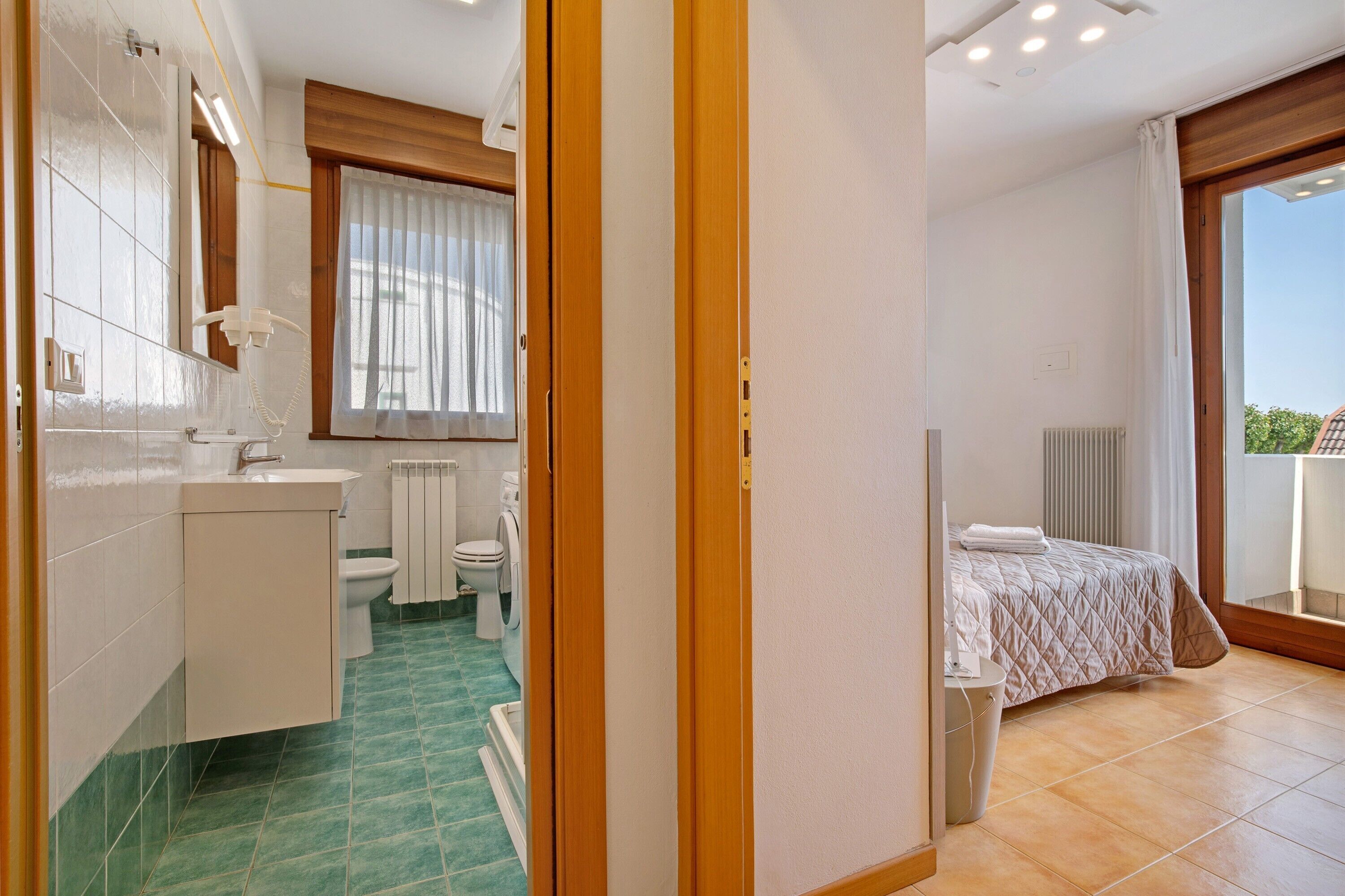 Regadera, secadora de cabello, toallas 