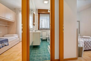 2 habitaciones, tabla de planchar con plancha y ropa de cama 