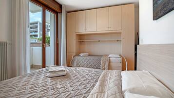 2 bedrooms, iron/ironing board, bed sheets
