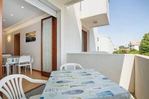 Outdoor dining - Apartment 'Residence Papaya A202' with Shared Pool and Private Terrace (Jesolo)