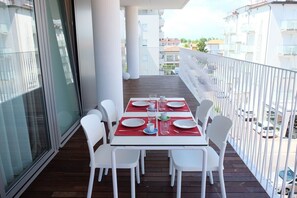 Outdoor dining - Apartment 'Residence Shine 06' with Private Terrace and Air Conditioning (Jesolo)